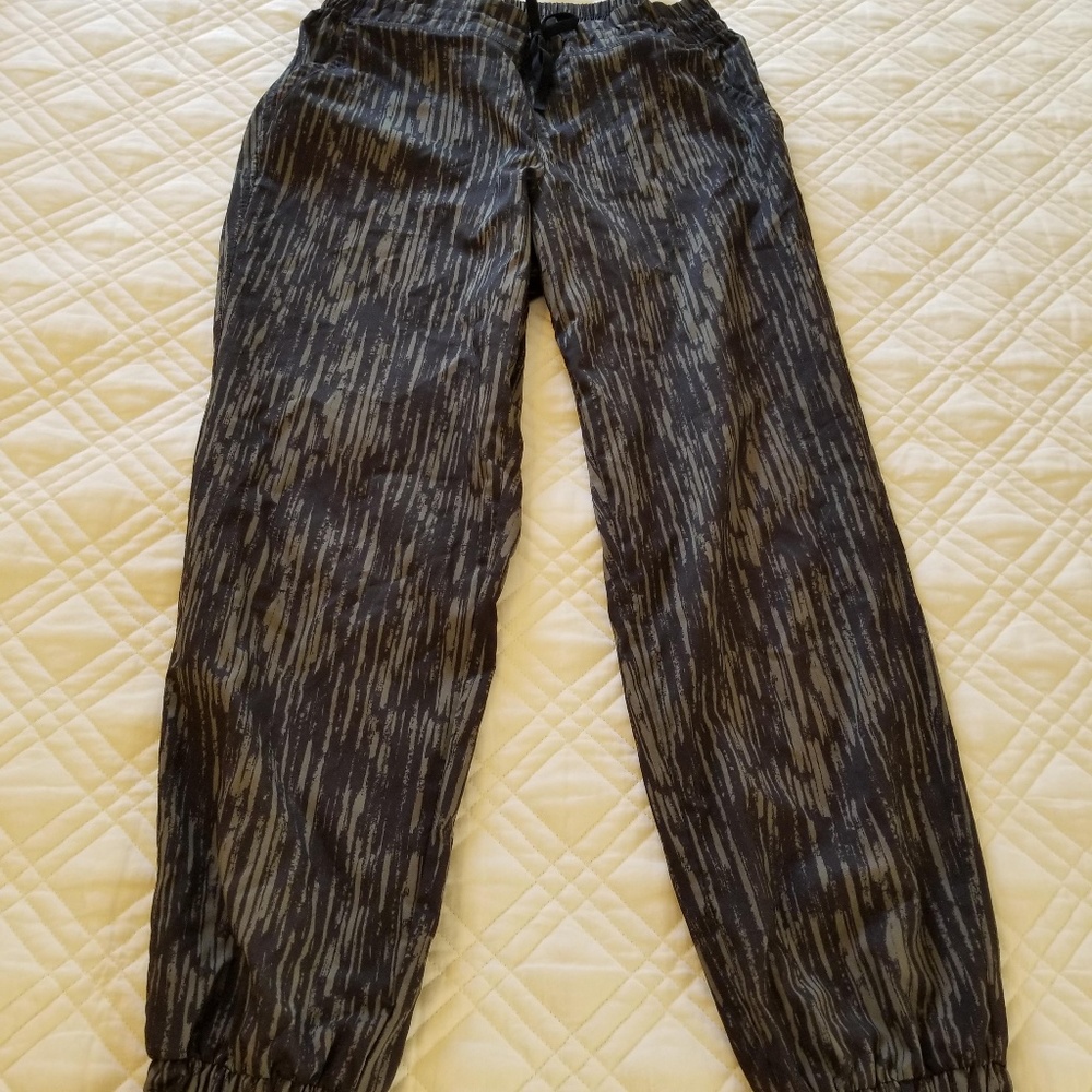 32 Degrees Cool black and green joggers Small